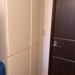 魅力的な白い扉付き棚 - シンプルでおしゃれな収納アイテムの画像