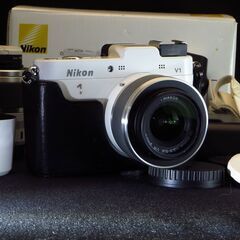 ショット数少 約3600ショット ニコン Nikon1 V1 ミラーレス一眼/ダブルズームキット/専用ストロボSB-N5/ケース/シューアダプター付 匿名配送の画像