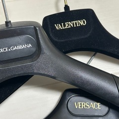 【まとめてセット】ハイブランドハンガー３本とバレンチノ巾着袋　VALENTINO VERSACE DOLCE& GABBANAの画像