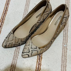 ほぼ新品未使用❣️パイソン柄、蛇、ヒール、パンプス