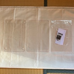 MacBook Air/Pro 13インチ M1用の保護フィルムとケースの画像