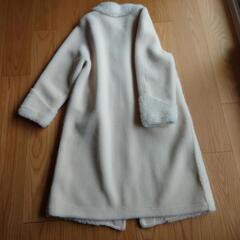 ムートン風のホワイトロングコートの画像