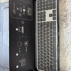 iiyama モニターとlogicoolキーボードの画像