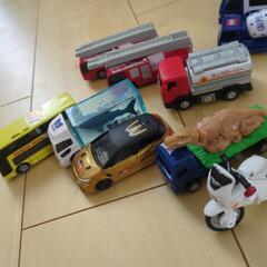 ハッピーセットのミニカーの画像