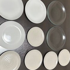 食器のセットの画像