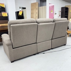 【超美品‼️】定価109,000円♪ ニトリ 220cm幅3人掛け電動リクライニングソファ(Nビリーバ) サイドテーブル/USBポート付き 布製グレー♪の画像