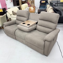 【超美品‼️】定価109,000円♪ ニトリ 220cm幅3人掛け電動リクライニングソファ(Nビリーバ) サイドテーブル/USBポート付き 布製グレー♪の画像