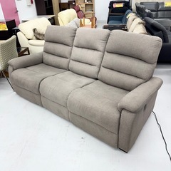 【超美品‼️】定価109,000円♪ ニトリ 220cm幅3人掛け電動リクライニングソファ(Nビリーバ) サイドテーブル/USBポート付き 布製グレー♪の画像