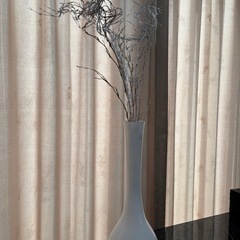 オシャレな白い大きなガラスの花瓶