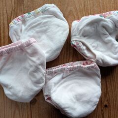 95サイズ　吊り式　六層　女児向けトレーニングパンツ4枚の画像