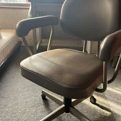 Grey Office Swivel Chair | Metal and Vinylの画像