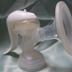 【中古】ピジョン　さく乳器（手動）、母乳フリーザーパック、哺乳びんの画像