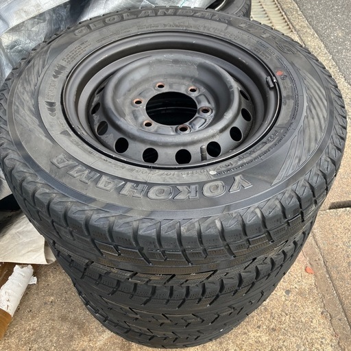 キャラバン15インチスタッドレスタイヤ4本