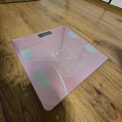 ルームケース、虫除けスプレー、体重計の画像