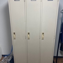 鍵付きロッカーと作業用テーブルセット