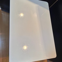 立っても使える伸縮するコンパクトなデスクの画像