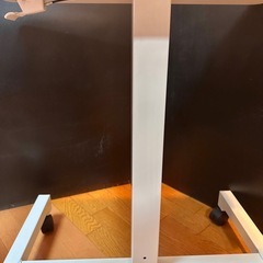 立っても使える伸縮するコンパクトなデスクの画像