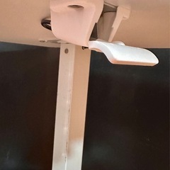 立っても使える伸縮するコンパクトなデスクの画像