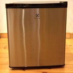 Electrolux 小型冷蔵庫  シルバー＆ブラック 　ERB...