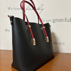 【美品！！】女性用 黒いトートバッグ 赤いハンドル　ハンドバッグ　合皮の画像