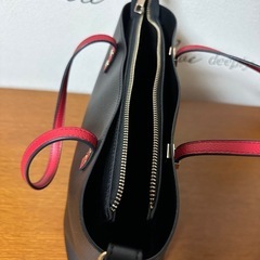 【美品！！】女性用 黒いトートバッグ 赤いハンドル　ハンドバッグ　合皮の画像