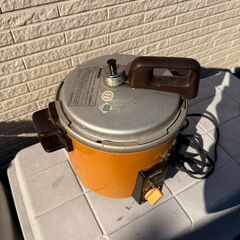 レトロなテレビと圧力鍋の画像