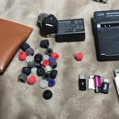 A16【まとめて無料】電源延長タップ、acアダプタ、カードリーダー、ZIPPO石、シガーケース他多数の画像