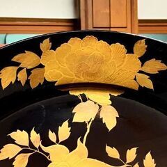 漆器 飾り皿 蒔絵 螺鈿 獅子 牡丹 胡蝶の画像