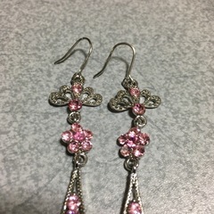 キラキラと揺れて可愛いピアスの画像