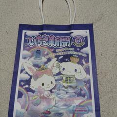 希少品最終お値下げいちご新聞柄紙袋とキティちゃんの紙袋手提げの画像