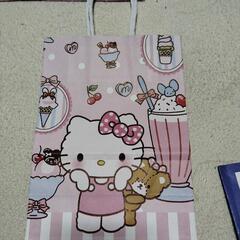 希少品最終お値下げいちご新聞柄紙袋とキティちゃんの紙袋手提げの画像