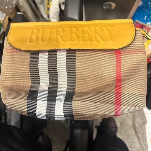 BURBERRYのチェック柄ショルダーバッグ