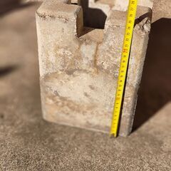 ２ｘ４用ウッドデッキ用　沓石/基礎石/束石（中古）、フェンス沓石 小（中古）各1個　残り15個 の画像