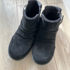 黒色ショートブーツ
