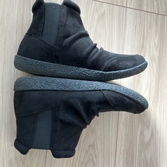 黒色ショートブーツの画像
