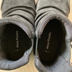 黒色ショートブーツの画像