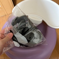 紫のバンボ、テーブル、ベルト付きの画像