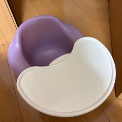 紫のバンボ、テーブル、ベルト付きの画像