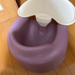 紫のバンボ、テーブル、ベルト付きの画像