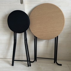 丸テーブル、椅子の画像