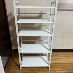 白いスチール本棚