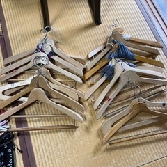 a木製ハンガー　16個