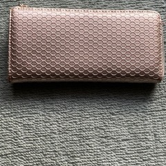 シルバーの長財布