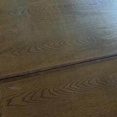 両側、片面ずつ出して使用出来るテーブルの画像