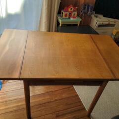 両側、片面ずつ出して使用出来るテーブルの画像