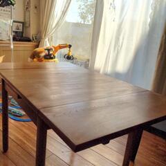 両側、片面ずつ出して使用出来るテーブルの画像