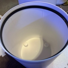【交渉中】新品木目調足つきゴミ箱の画像