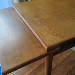 両側、片面ずつ出して使用出来るテーブルの画像