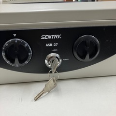 A2501-276 SENTRY ポータブル金庫 ASB-27 鍵あり 中古
の画像