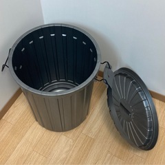 岩崎工業　フタ付き屋外用ゴミ箱の画像